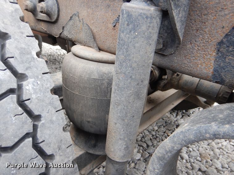 image for item DG8676 2004 Kenworth T600  semi truck