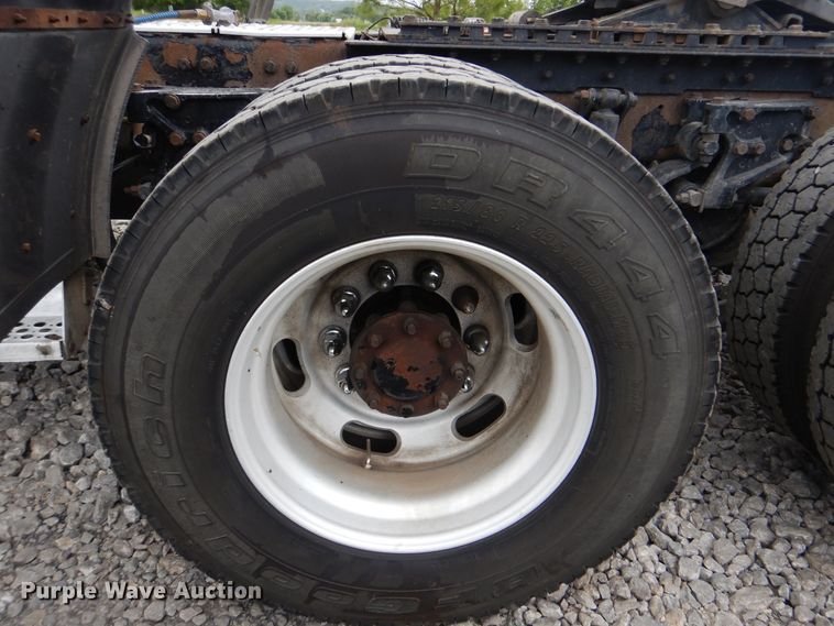 image for item DG8676 2004 Kenworth T600  semi truck