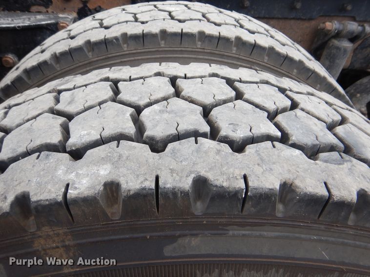 image for item DG8676 2004 Kenworth T600  semi truck