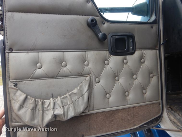 image for item DG8677 2006 Kenworth T600  semi truck