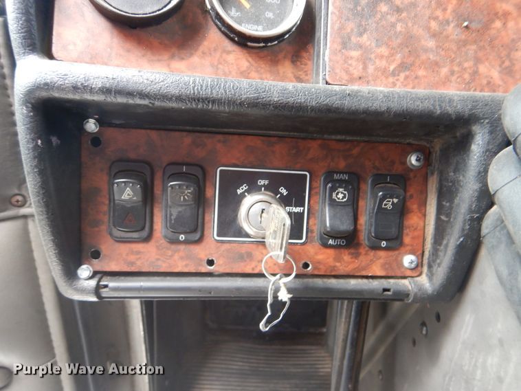 image for item DG8677 2006 Kenworth T600  semi truck