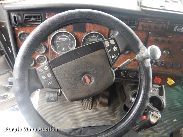 image for item DG8677 2006 Kenworth T600  semi truck