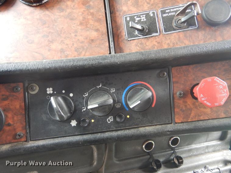 image for item DG8677 2006 Kenworth T600  semi truck