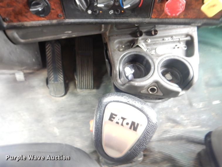 image for item DG8677 2006 Kenworth T600  semi truck