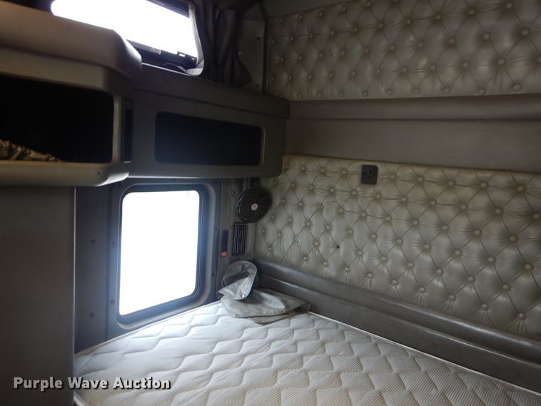 image for item DG8677 2006 Kenworth T600  semi truck