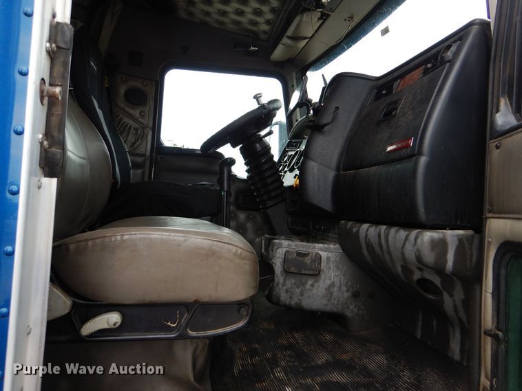 image for item DG8677 2006 Kenworth T600  semi truck