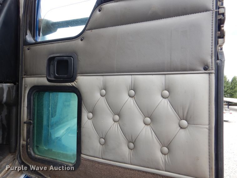 image for item DG8677 2006 Kenworth T600  semi truck