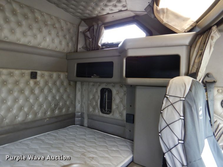 image for item DG8677 2006 Kenworth T600  semi truck