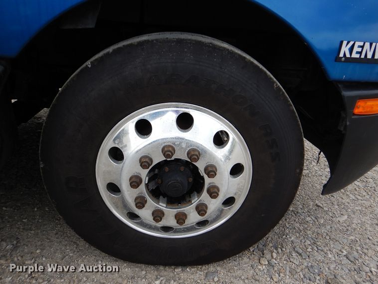 image for item DG8677 2006 Kenworth T600  semi truck