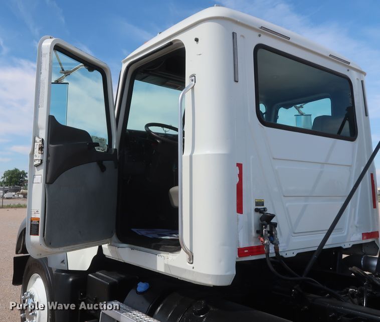 image for item DH0931 2012 Mack GU713  semi truck