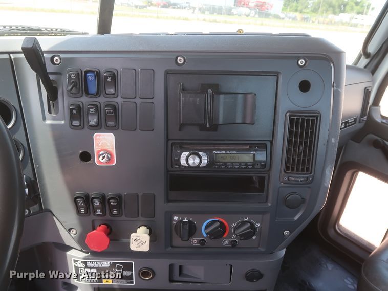 image for item DH0931 2012 Mack GU713  semi truck