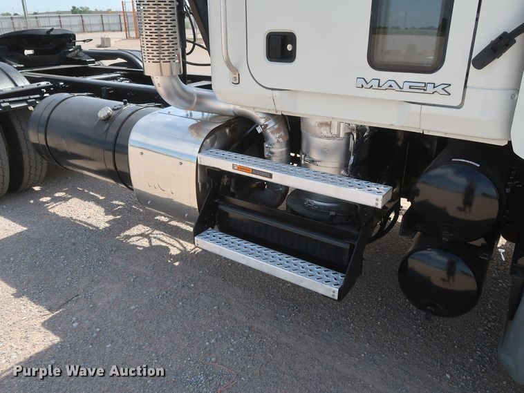 image for item DH0931 2012 Mack GU713  semi truck