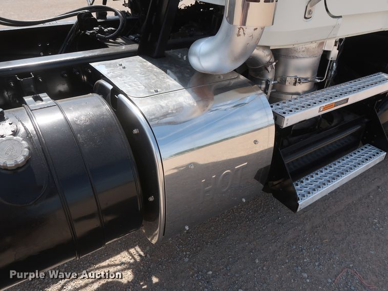 image for item DH0931 2012 Mack GU713  semi truck