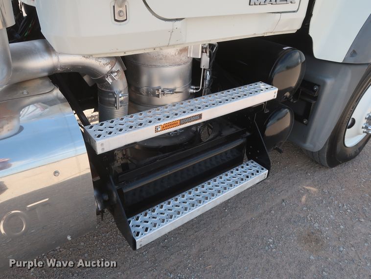 image for item DH0931 2012 Mack GU713  semi truck