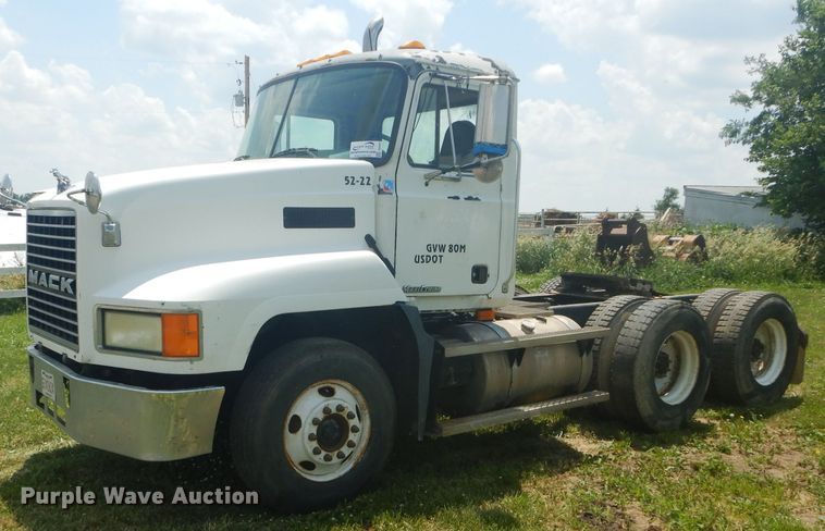 image for item DH4467 2003 Mack CH613  semi truck