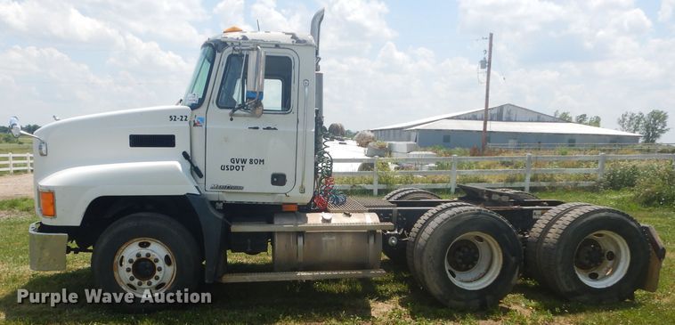 image for item DH4467 2003 Mack CH613  semi truck