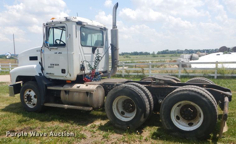 image for item DH4467 2003 Mack CH613  semi truck