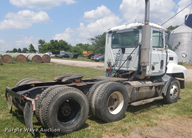 image for item DH4467 2003 Mack CH613  semi truck