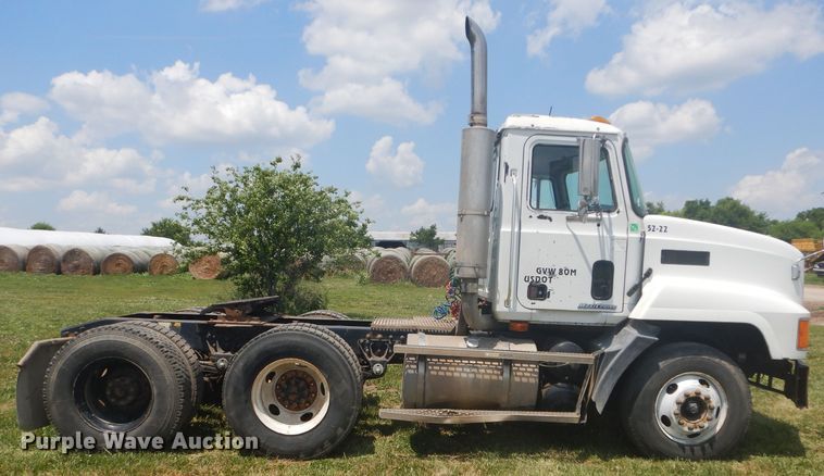 image for item DH4467 2003 Mack CH613  semi truck