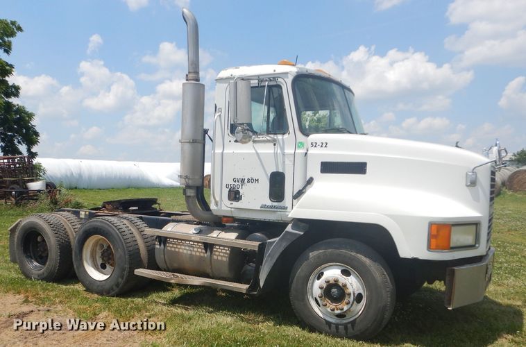 image for item DH4467 2003 Mack CH613  semi truck