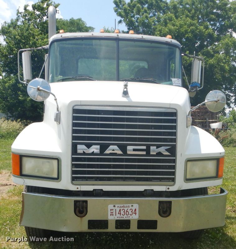 image for item DH4467 2003 Mack CH613  semi truck