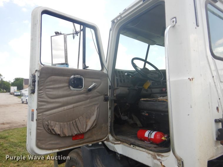 image for item DH4467 2003 Mack CH613  semi truck