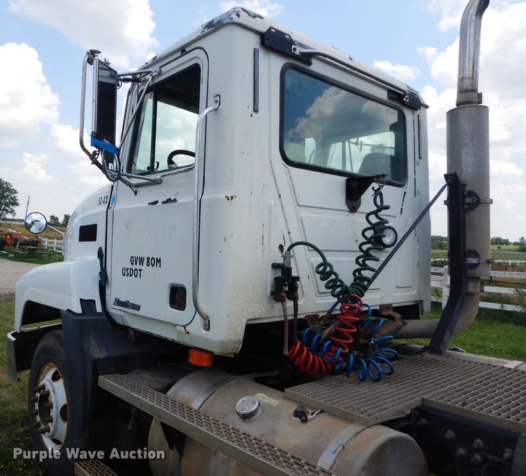 image for item DH4467 2003 Mack CH613  semi truck