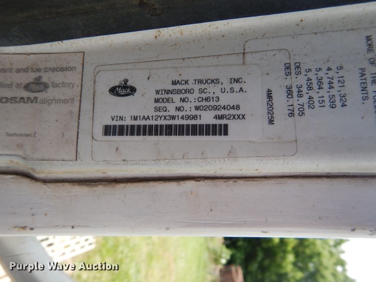 image for item DH4467 2003 Mack CH613  semi truck