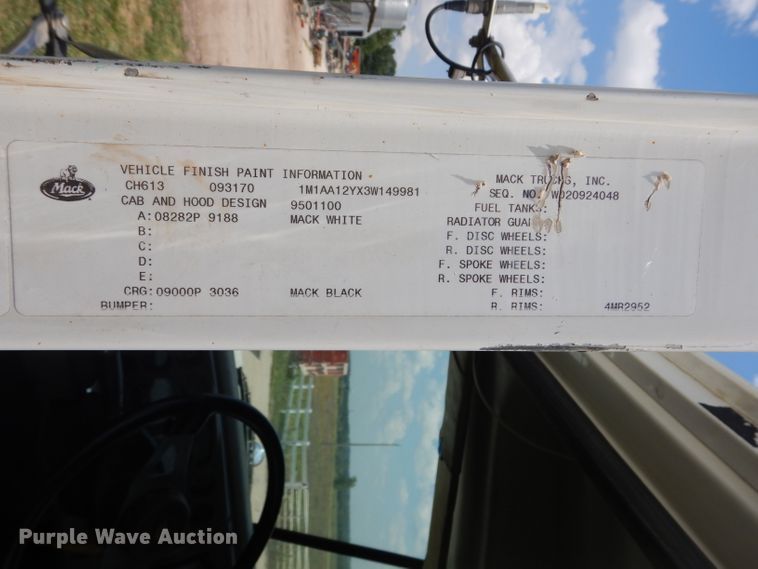 image for item DH4467 2003 Mack CH613  semi truck