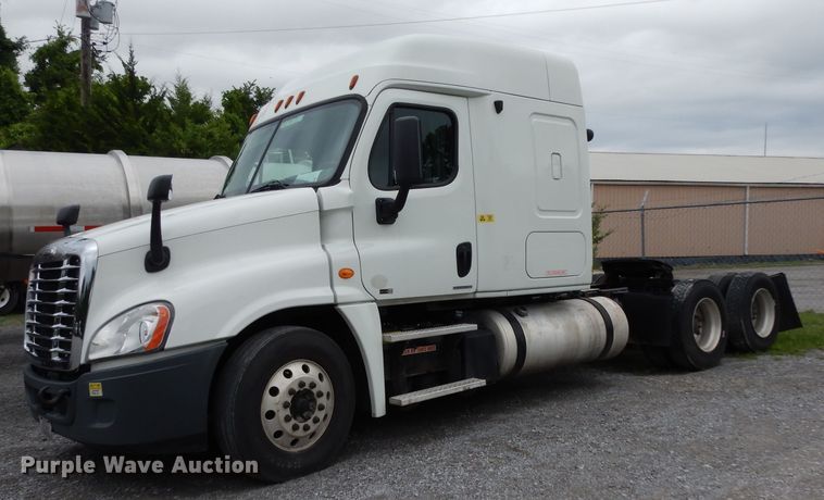image for item DI5274 2012 Freightliner Cascadia  semi truck