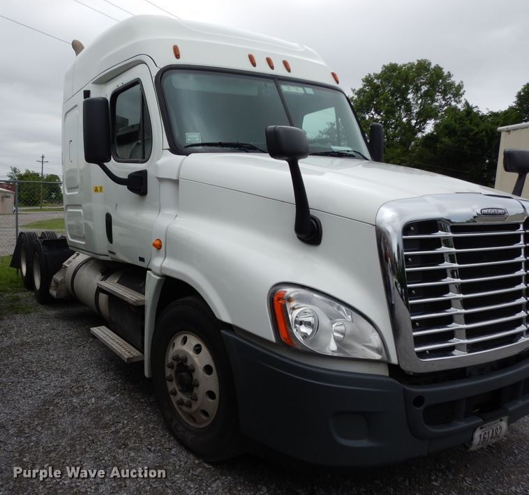image for item DI5274 2012 Freightliner Cascadia  semi truck