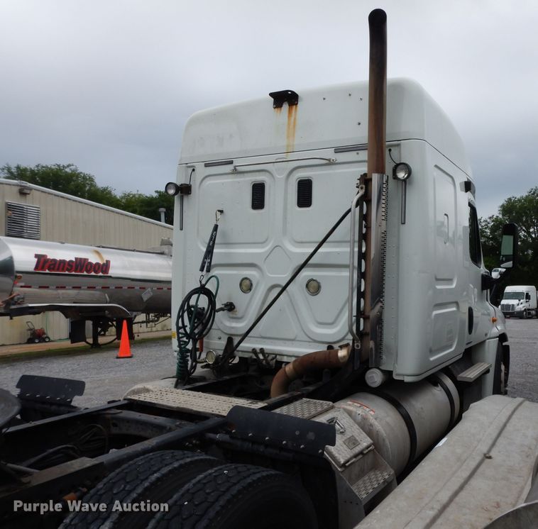 image for item DI5274 2012 Freightliner Cascadia  semi truck