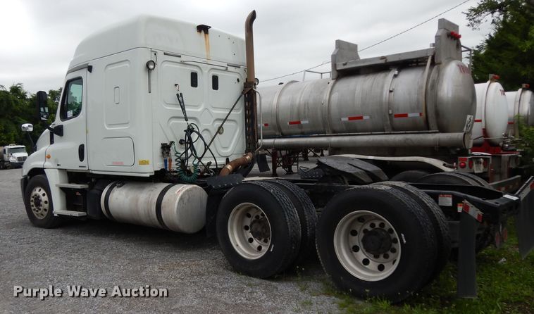 image for item DI5274 2012 Freightliner Cascadia  semi truck