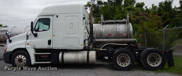 image for item DI5274 2012 Freightliner Cascadia  semi truck