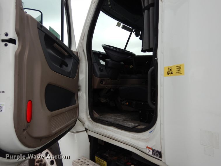 image for item DI5274 2012 Freightliner Cascadia  semi truck
