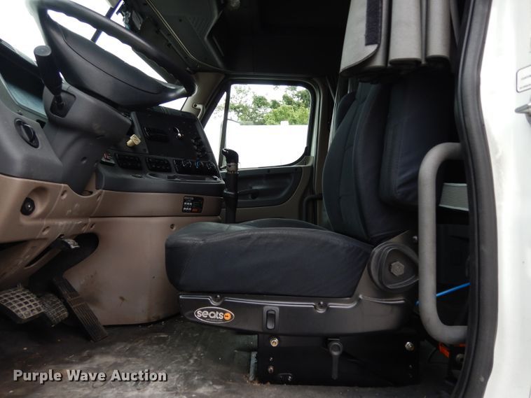 image for item DI5274 2012 Freightliner Cascadia  semi truck