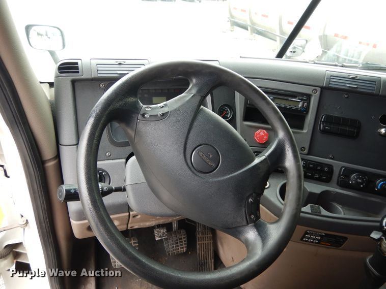 image for item DI5274 2012 Freightliner Cascadia  semi truck