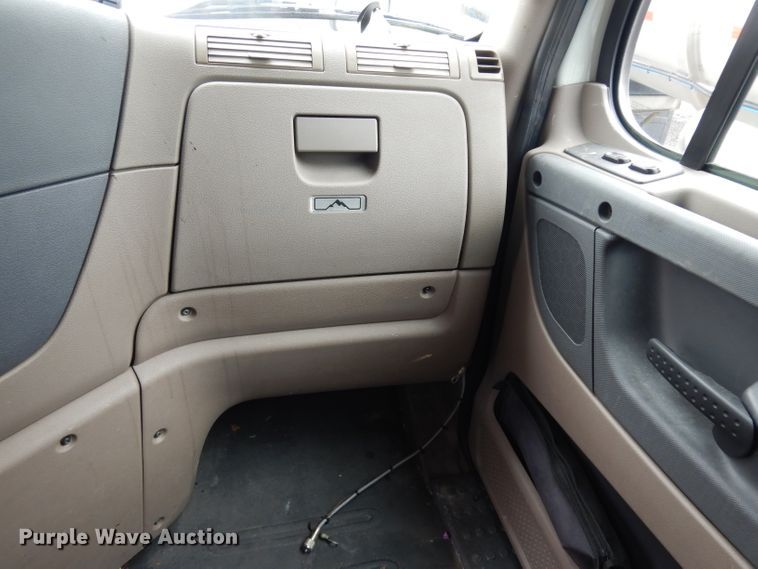 image for item DI5274 2012 Freightliner Cascadia  semi truck