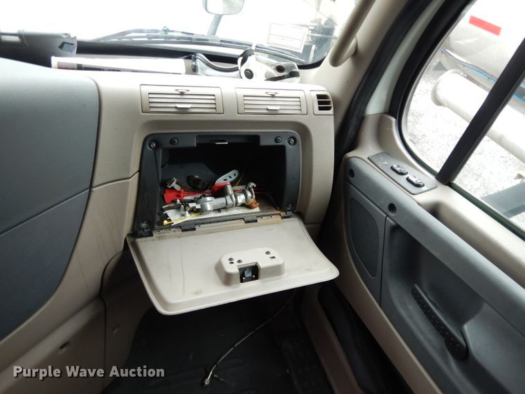 image for item DI5274 2012 Freightliner Cascadia  semi truck