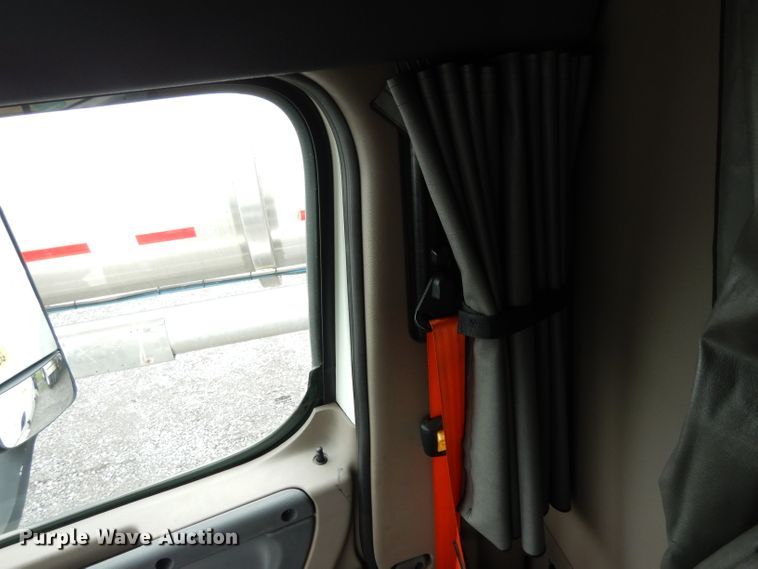 image for item DI5274 2012 Freightliner Cascadia  semi truck