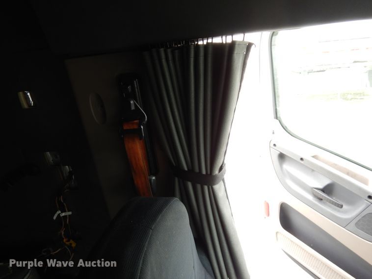 image for item DI5274 2012 Freightliner Cascadia  semi truck