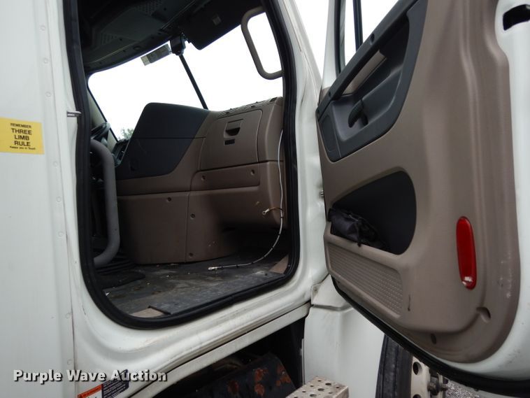 image for item DI5274 2012 Freightliner Cascadia  semi truck