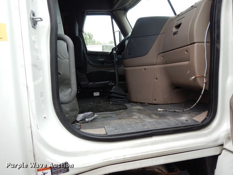 image for item DI5274 2012 Freightliner Cascadia  semi truck