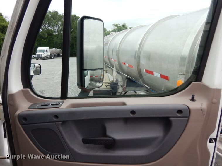 image for item DI5274 2012 Freightliner Cascadia  semi truck