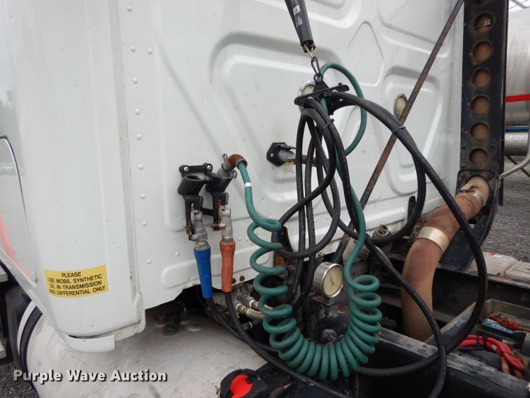 image for item DI5274 2012 Freightliner Cascadia  semi truck