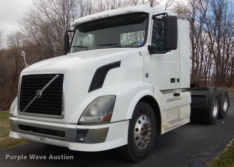 image for item FX9082 2009 Volvo VN  semi truck