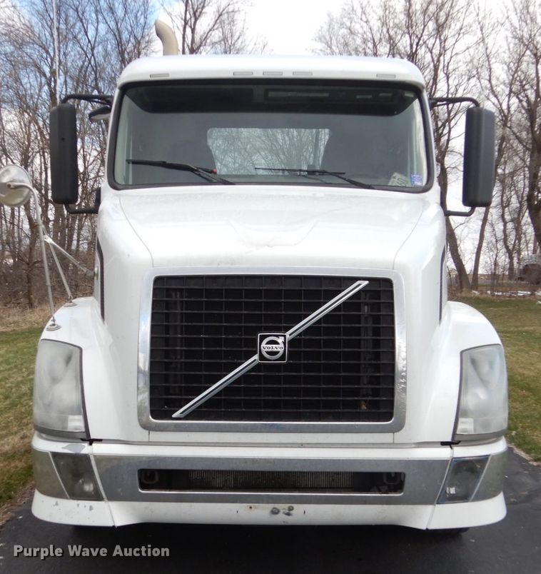 image for item FX9082 2009 Volvo VN  semi truck