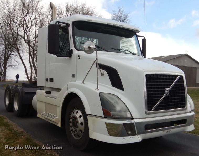 image for item FX9082 2009 Volvo VN  semi truck