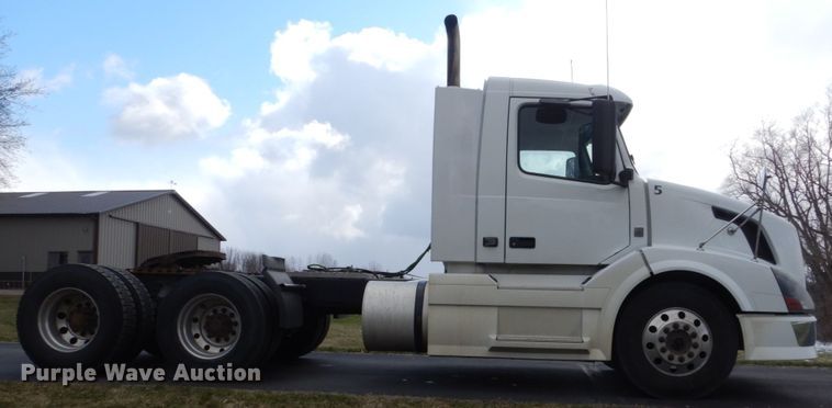 image for item FX9082 2009 Volvo VN  semi truck