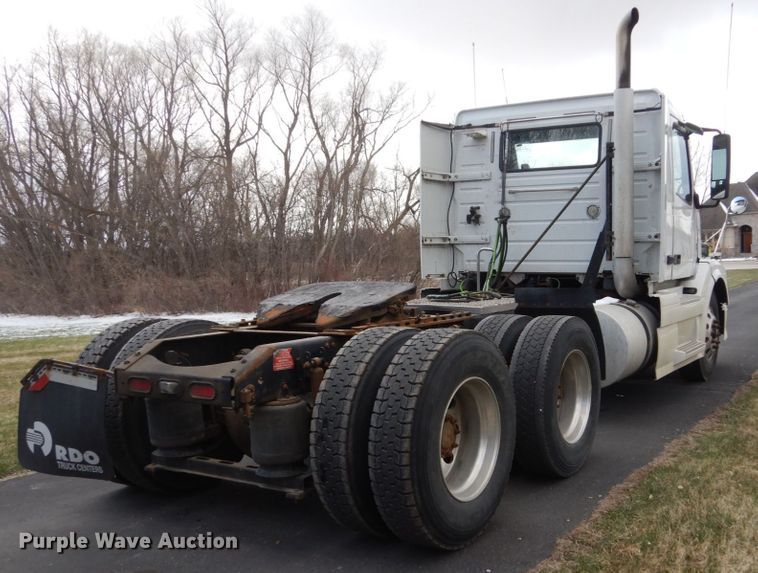 image for item FX9082 2009 Volvo VN  semi truck